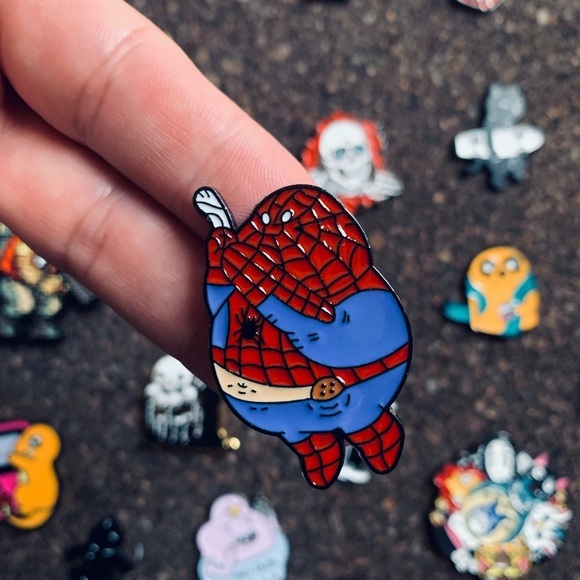 SPIDER MAN ENAMEL PIN - Picture 1 of 3